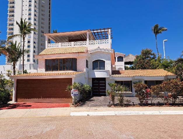 Excelent located Residence at Club Palmas. A few steps from the beach.